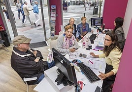 Varios usuarios del Imserso realizan en una agencia de Santander las reservas de sus próximos viajes.