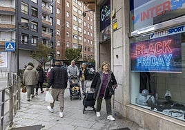 Rebajas por el 'viernes negro' en la localidad de Maliaño, el pasado año.