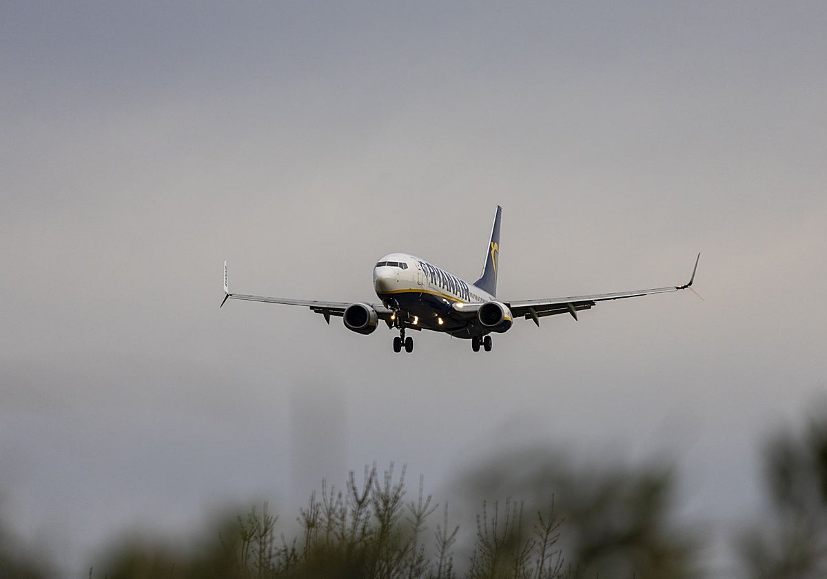 Un avión de Ryanair sobre vuela Cantabria.