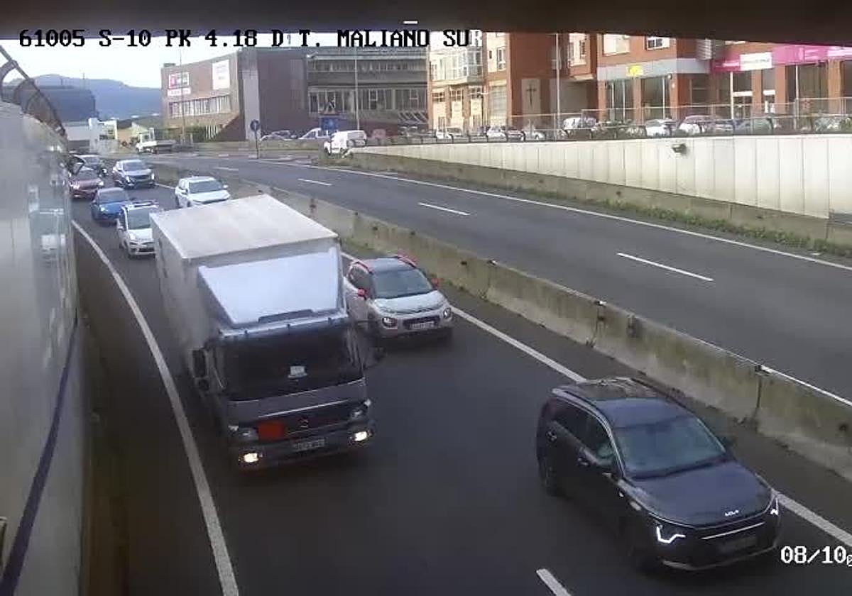 Colas en la S-10 en sentido Santander.