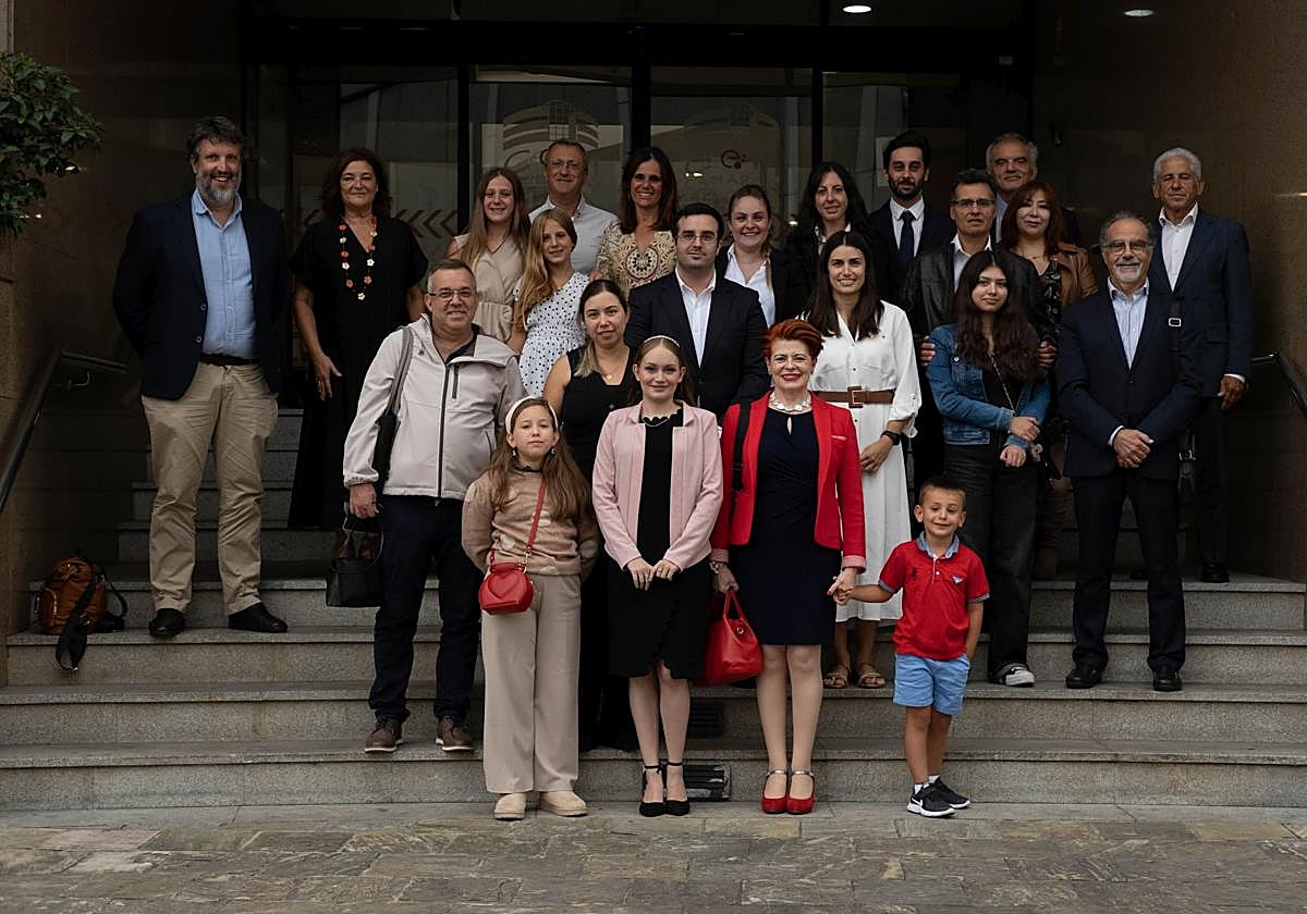 Fotografía de familia del acto con los alumnos, profesores y familiares.