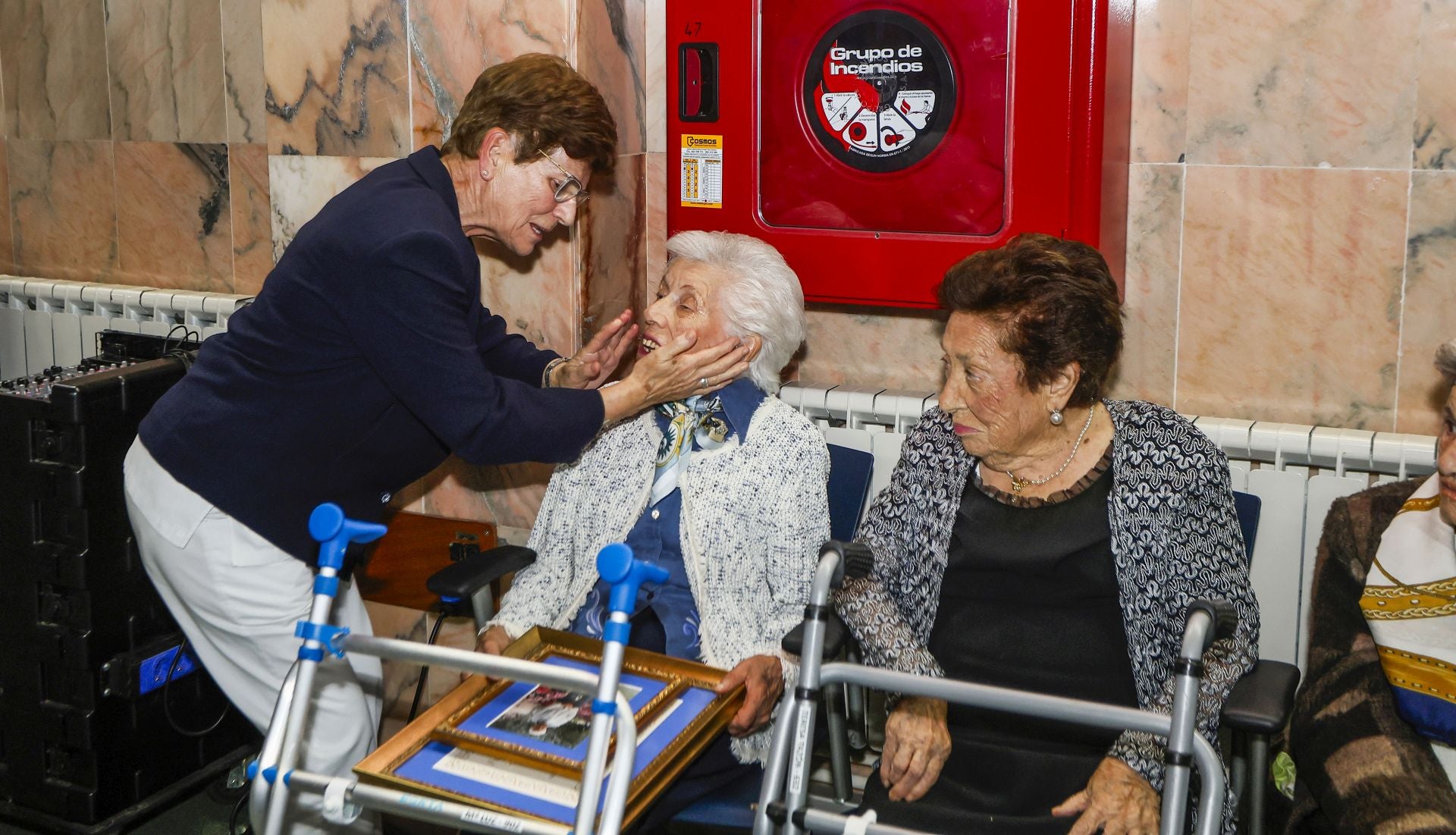 Una profesional de la Fundación expresa su cariño a una de las usuarias. 