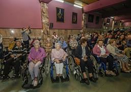 El homenaje a los mayores del Asilo de Torrelavega, en imágenes