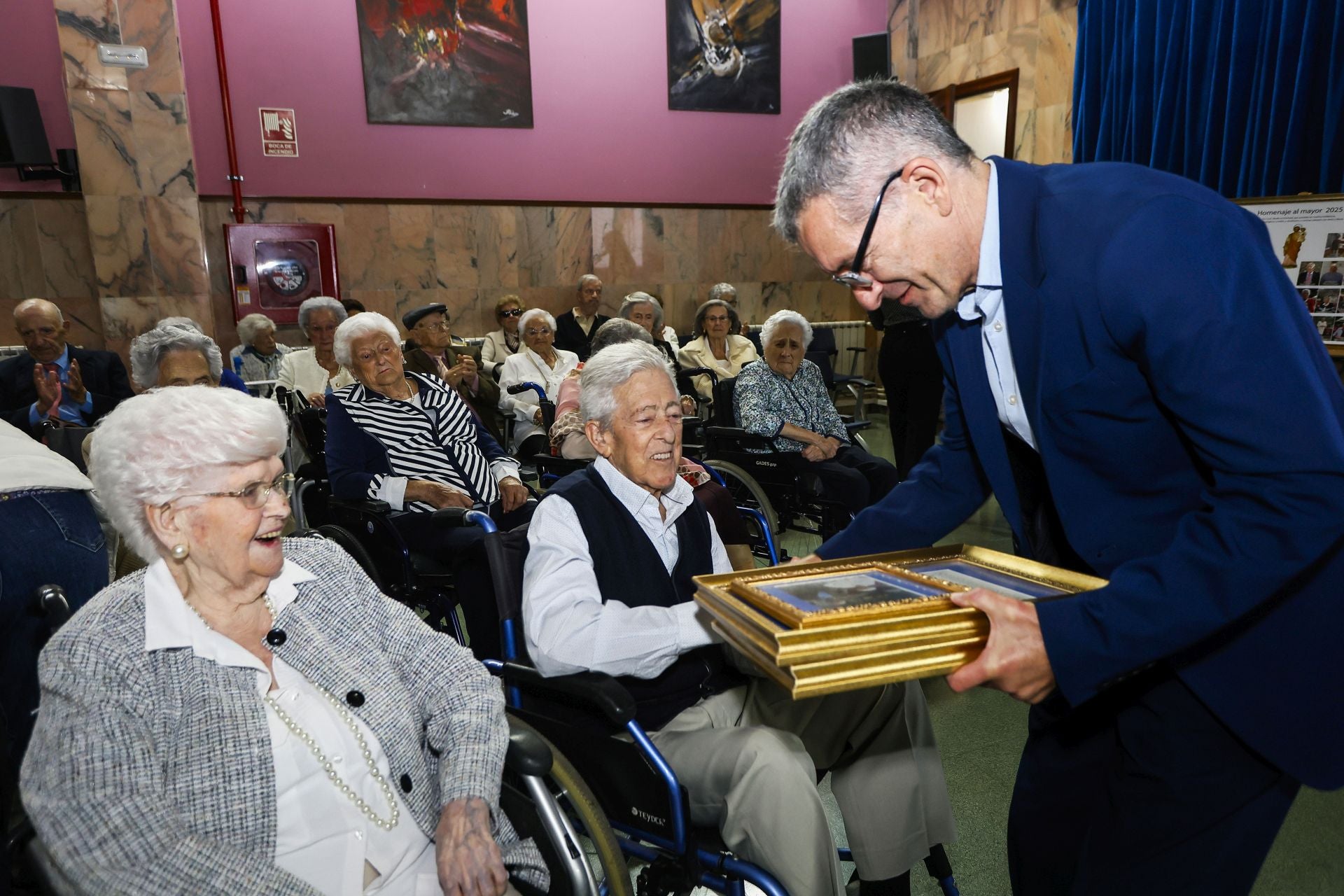 Antonio Collado recibe la distinción de manos del concejal de Economía y Hacienda, Pedro Pérez Noriega. 