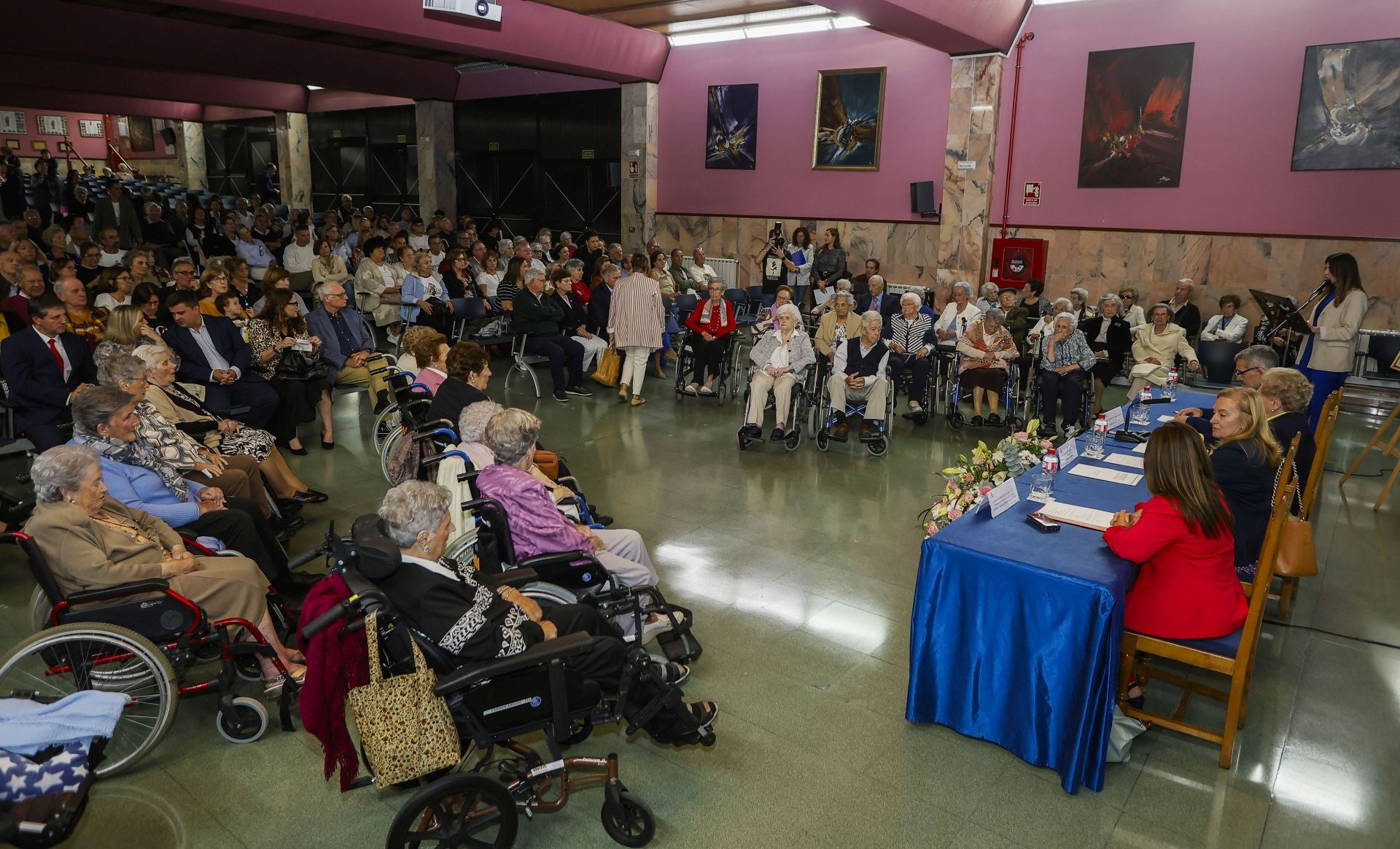 El homenaje a los mayores del Asilo de Torrelavega, en imágenes