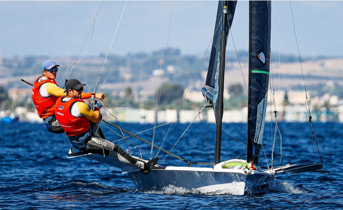Botín y Trittel, este miércoles con la costa de Cagliari al fondo.