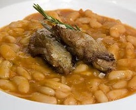 Un delicioso plato de alubias con perdiz.