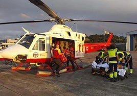 Los rescatadores del Gobierno trasladan al Seve Ballesteros a un motorista herido el pasado julio.