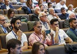 Algunos participantes inmortalizaron ponencias de la primera jornada.