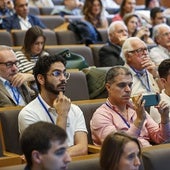 Algunos participantes inmortalizaron ponencias de la primera jornada.