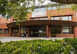 Entrada del Hospital Sierrallana, donde se registraron las coacciones condenadas.