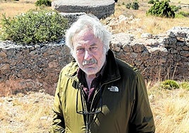 Julio Llamazares, en Teruel, uno de los escenarios que recorrió su padre .