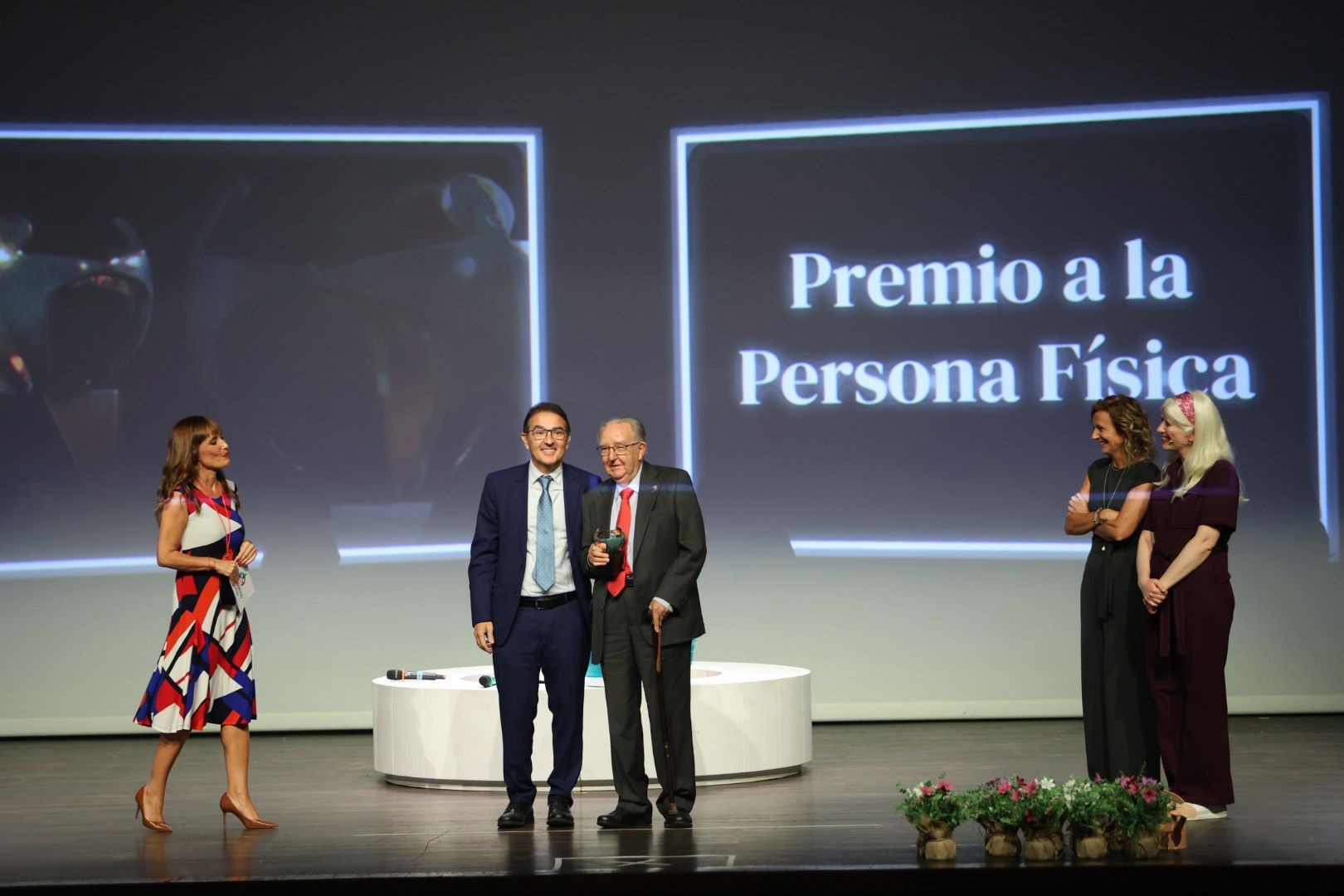El reconocimiento a la Persona Física recayó en Modesto Chato de los Bueys, presidente de UNATE y de la Fundación Patronato Europeo del Mayor (PEM), por su trabajo a lo largo de más de 45 años a favor de una sociedad inclusiva para las personas mayores.