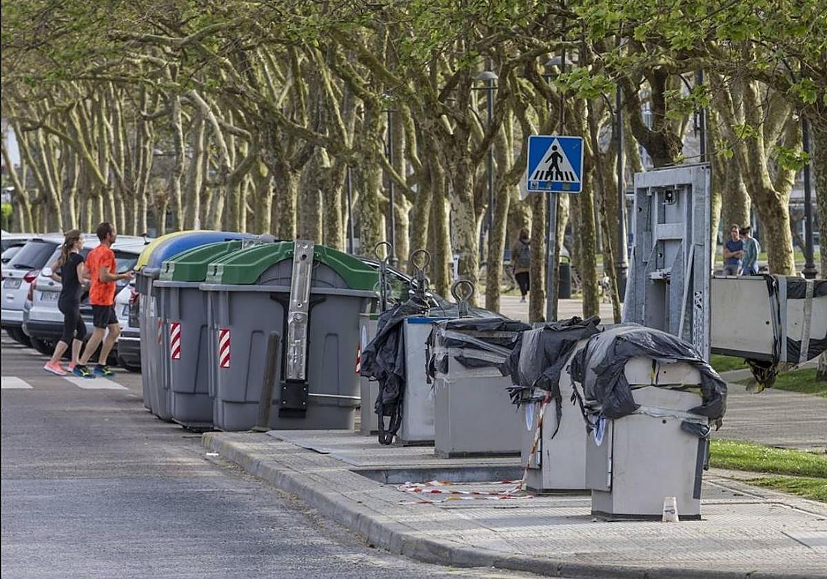 Contenedores soterrados en Santander, precintados por su mal estado.