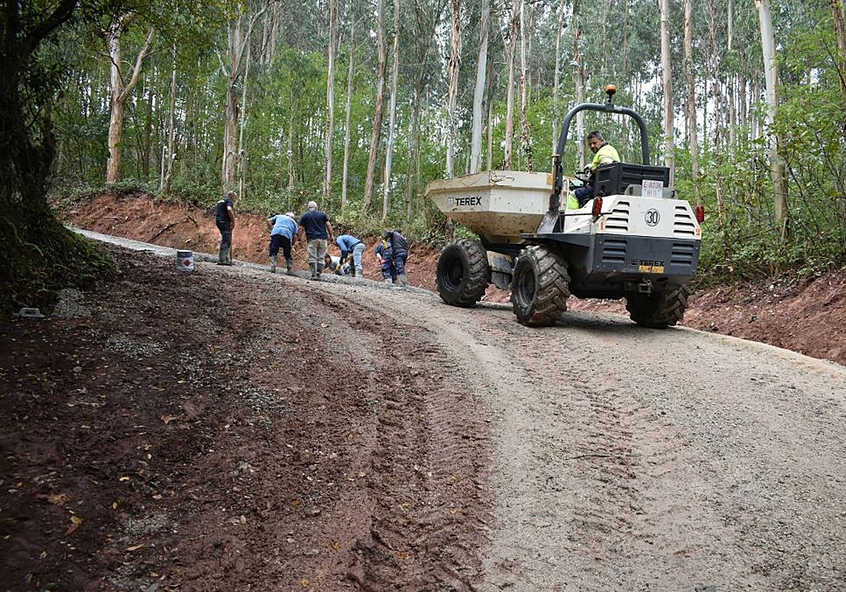 Arreglo del peligroso camino entre el barrio de San Andrés y el refugio del monte Brazo.
