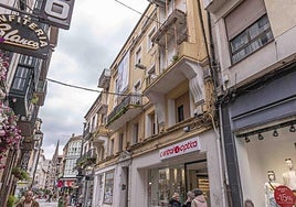 Edificio que será reacondicionado con las obras, en la calle Consolación de Torrelavega.
