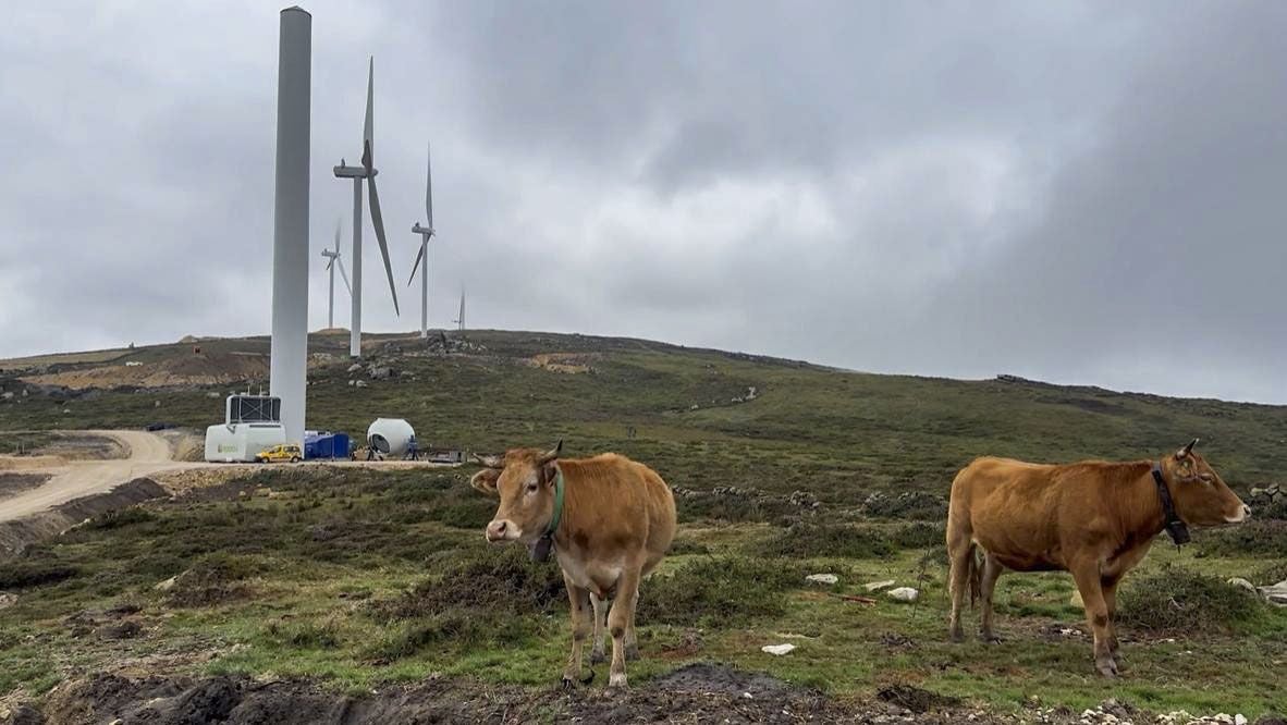 Los molinos que tienen ya instaladas las aspas.