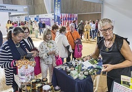 La Feria de Mayores incluye puestos de productos locales, como miel y aloe vera, entre otros.