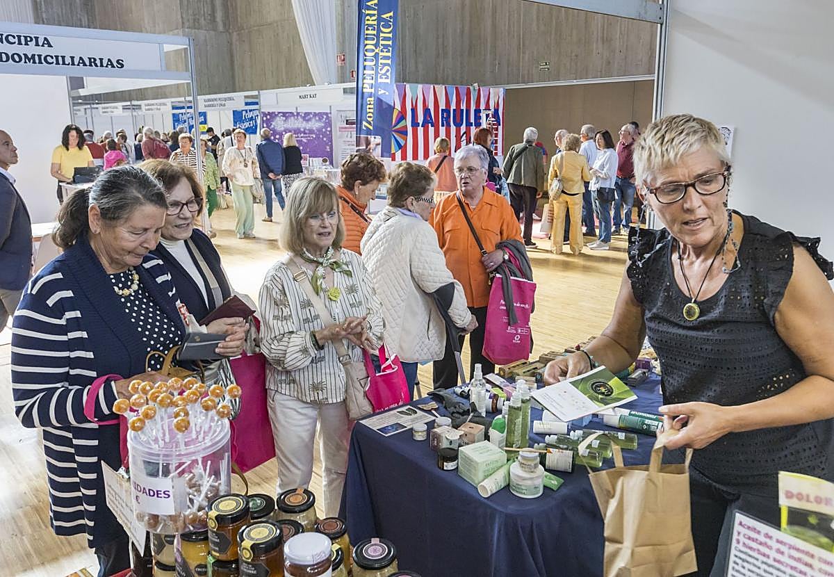 La Feria de Mayores incluye puestos de productos locales, como miel y aloe vera, entre otros.