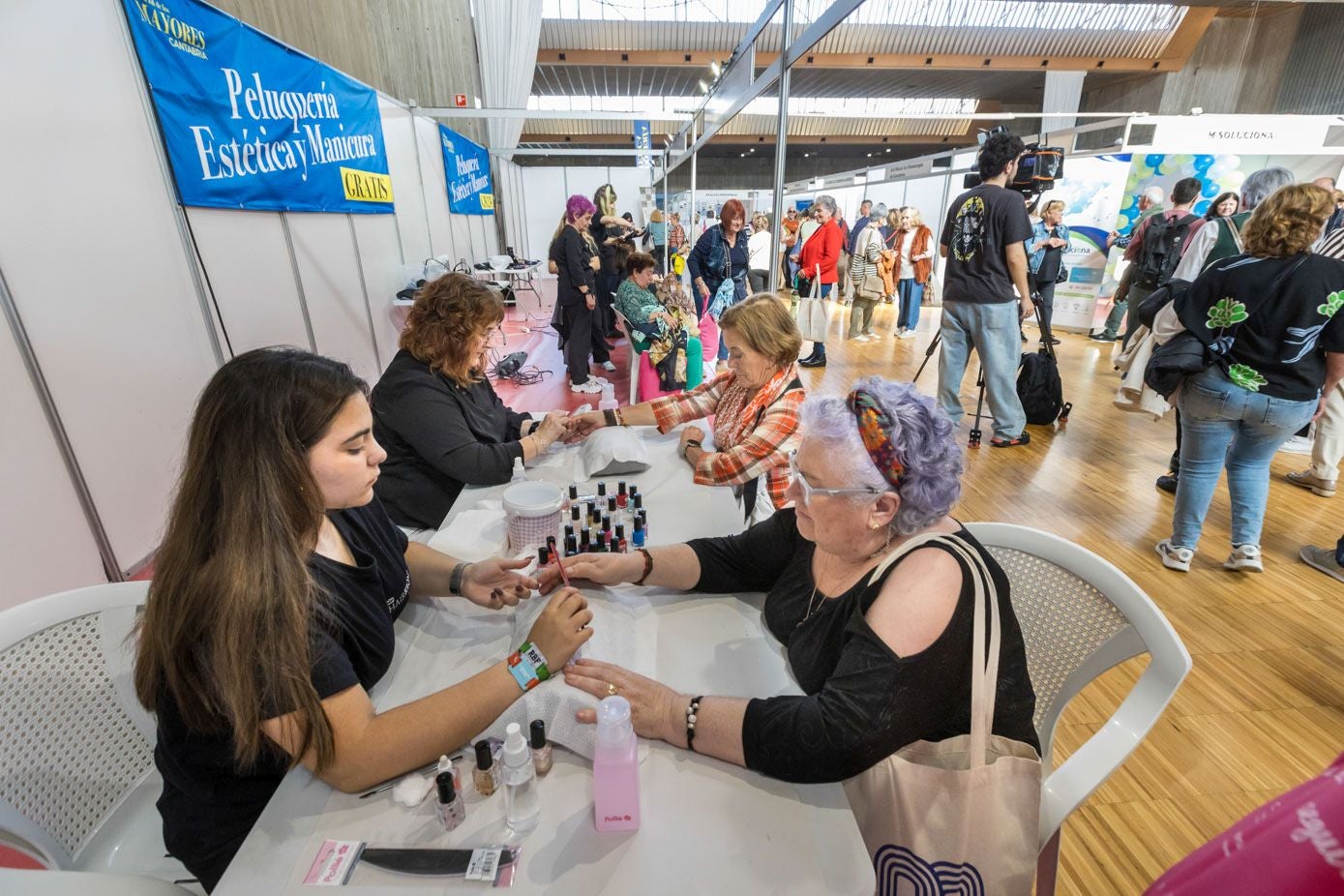 Los visitantes también pueden disfrutar de una manicura en el Palacio de Exposiciones.