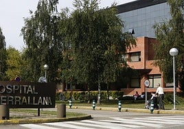 Entrada al Hospital Sierrallana de Torrelavega, donde actuó «el grupo de presión» entre 2011 y 2019.