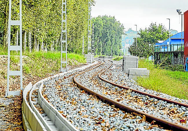 De momento, los raíles se extienden hasta el entorno de La Lechera.
