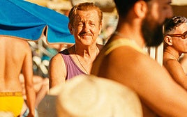 José Ramón Soroiz interpreta a Vicente, un septuagenario gay, en 'Maspalomas' de Aitor Arregi, Jon Garañano y José Mari Goenaga.