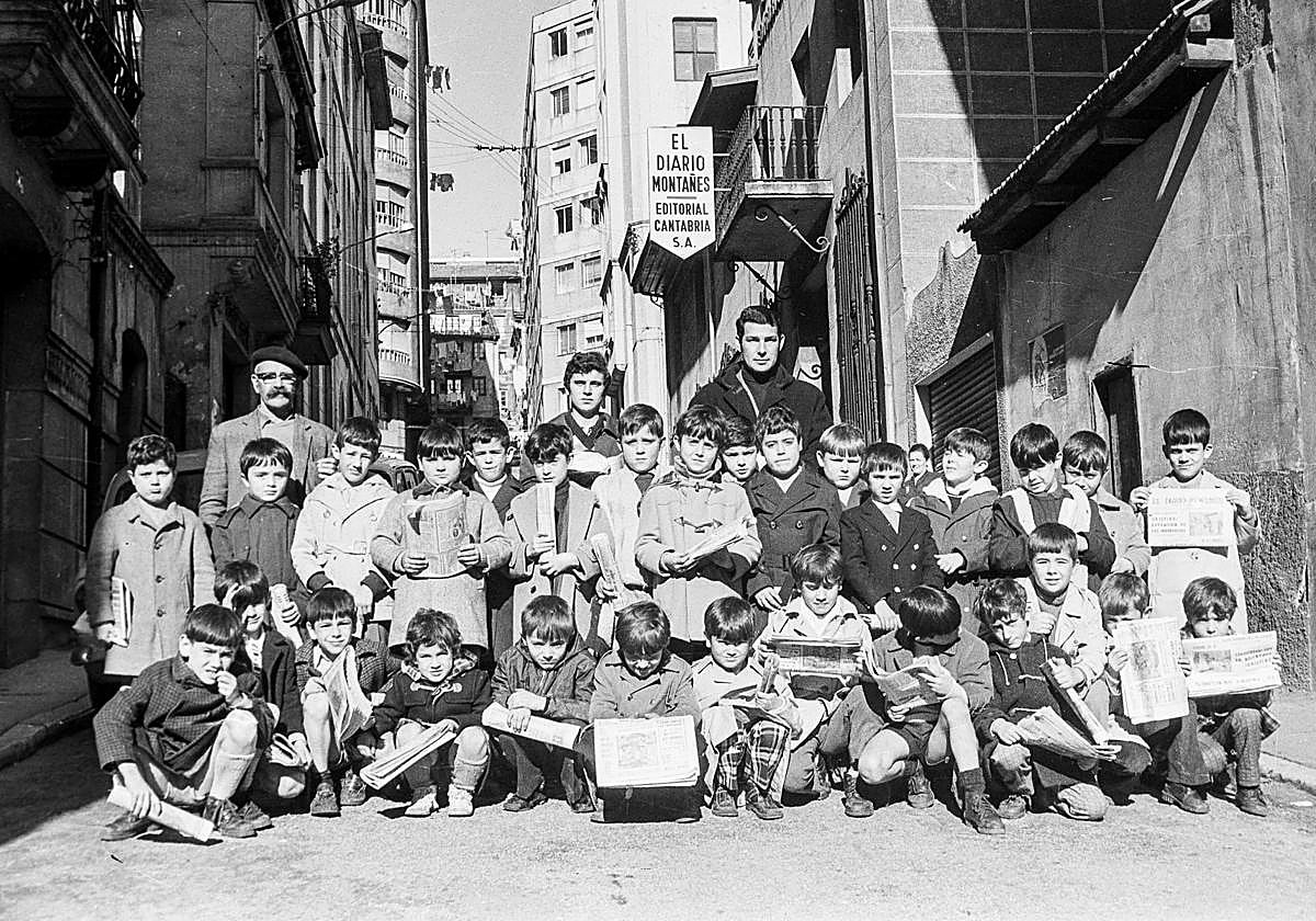 Grupo de niños ante la sede de El Diario Montañes en la calle Moctezuma. 21 de noviembre de 1971.