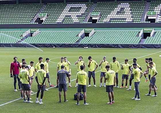 La plantilla recibe instruccionesen los Campos de Sport.