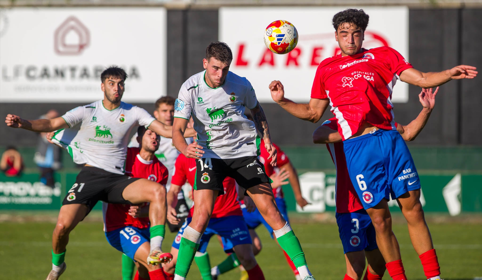Andrés Vallecillo salta para rematar el balón junto a un jugador del cuadro  gallego