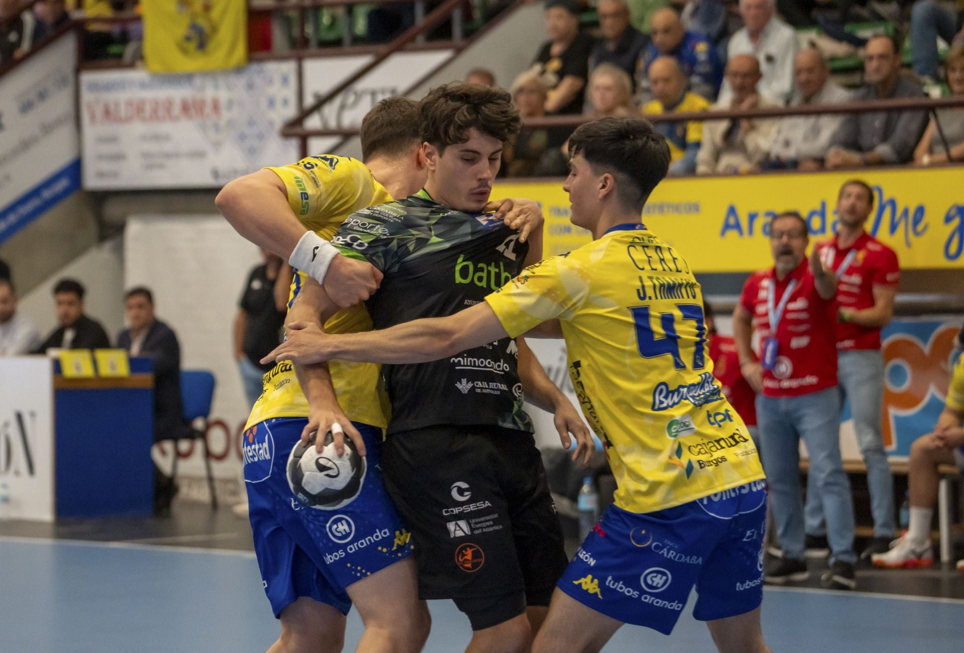 Isi Martínez es frenado por dos jugadores del Villa de Aranda.