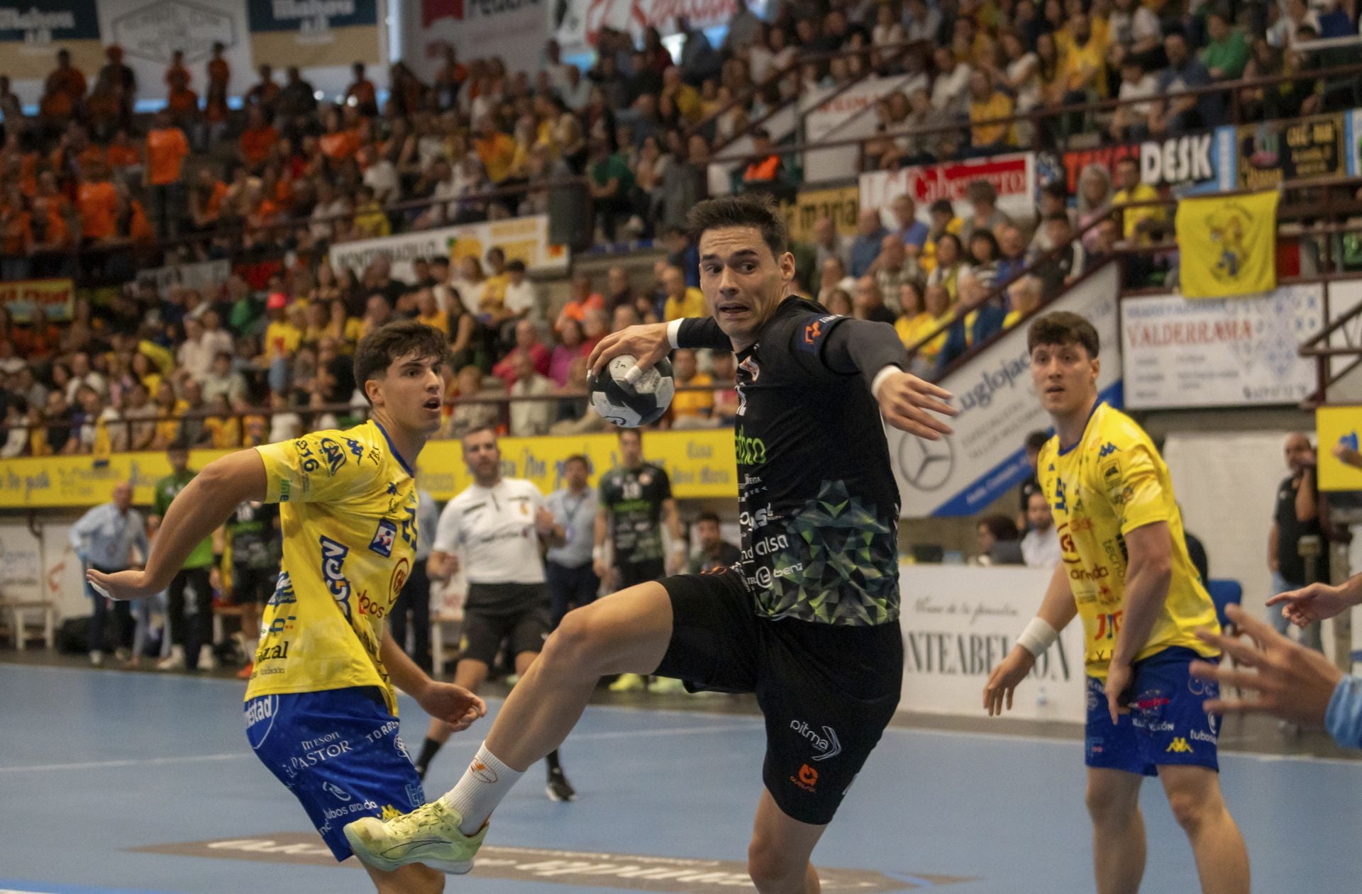Ángel Fernández, en pleno lanzamiento.