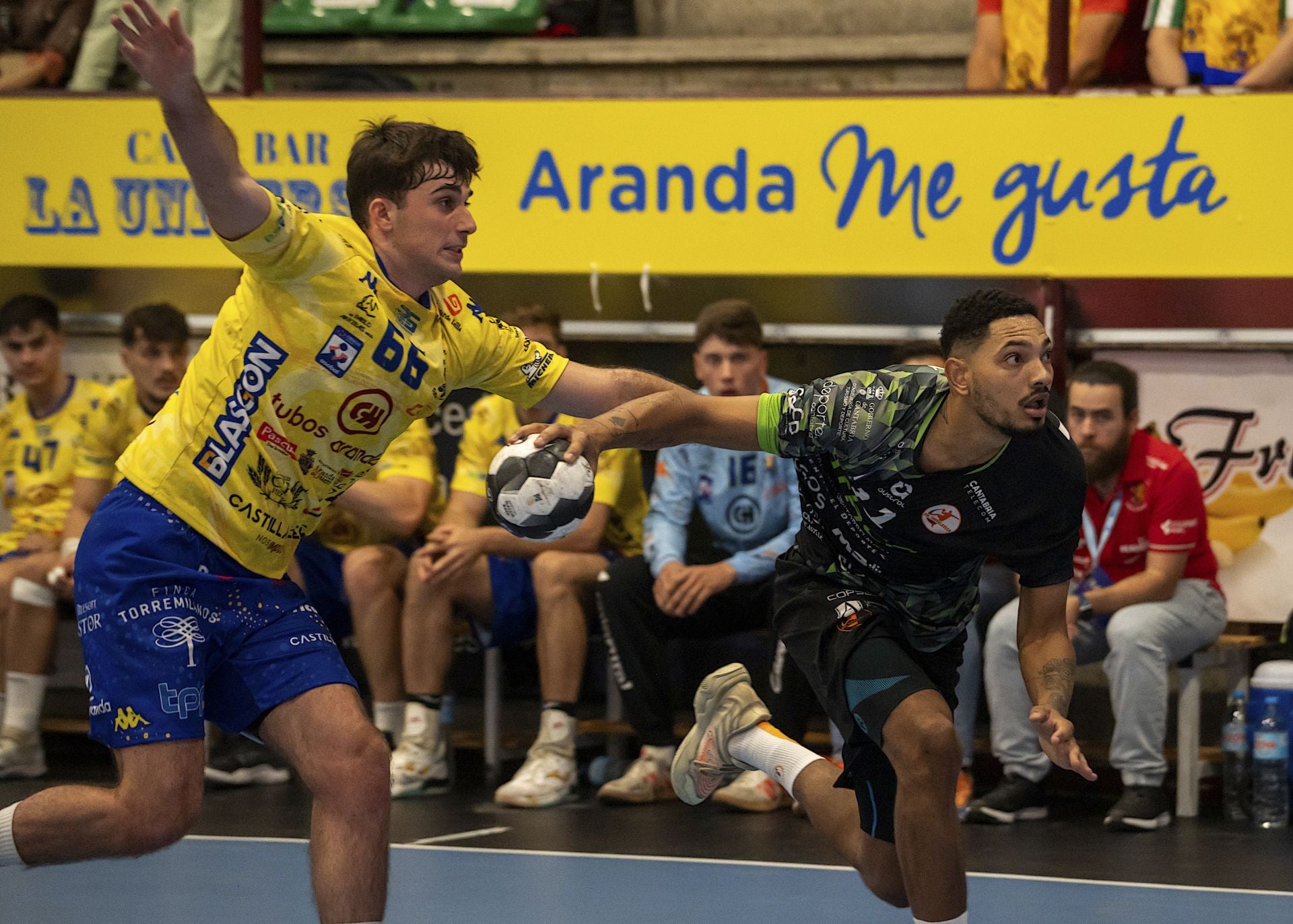 Scott James conduce el balón ante un rival.