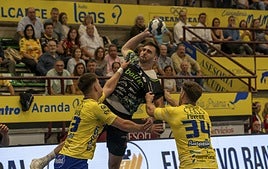 Jakub Prokop intenta lanzar ante la oposición de dos rivales