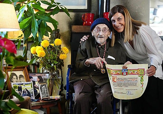 María José Sáenz de Buruaga y Álvaro Pombo, durante la entrega del galardón en su domicilio de Madrid.