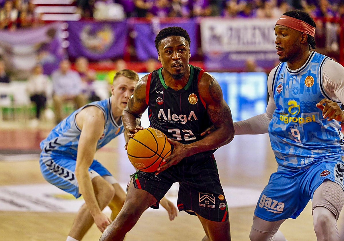 Reggie Johnson Jr.,del Alega, con la pelota ayer en el Trueba