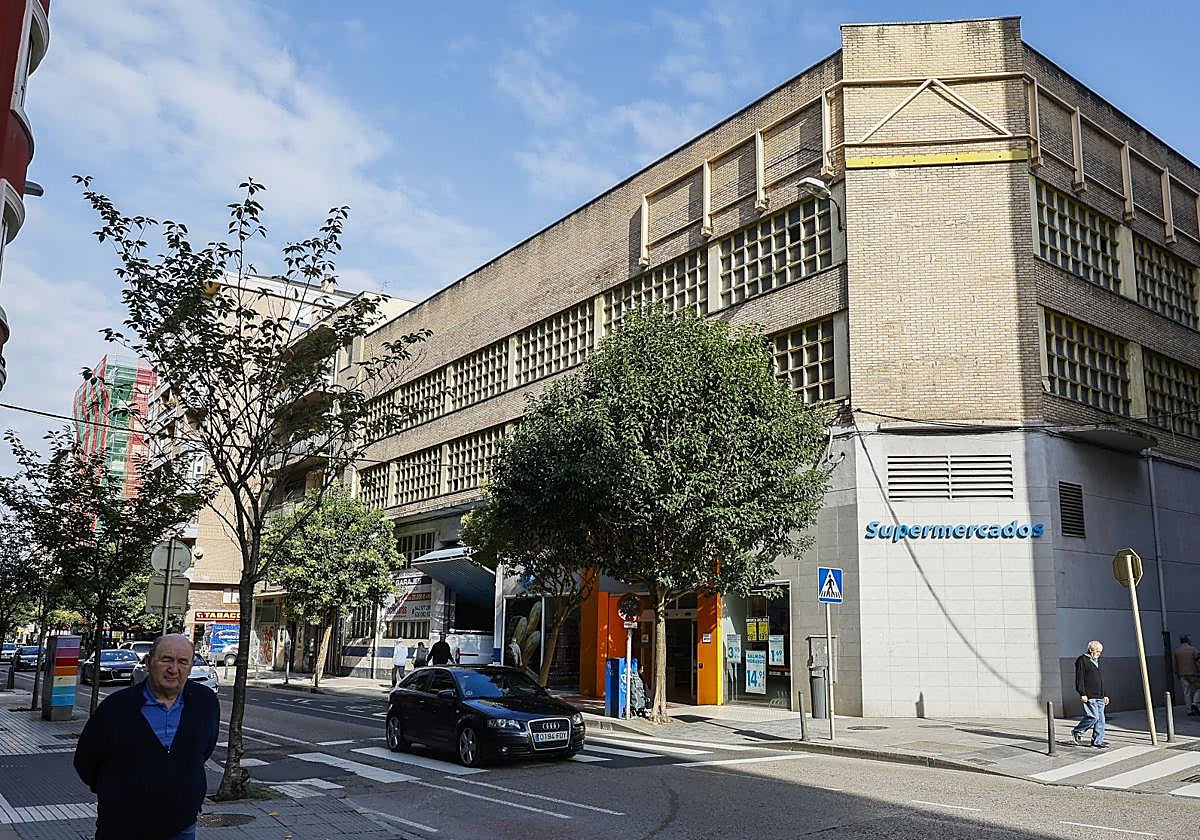 Edificio donde se construirá el nuevo aparcamiento en altura, en la calle José Posada Herrera de Torrelavega.