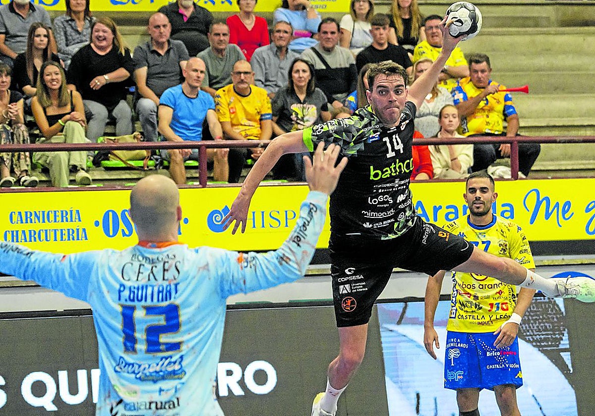 Javi Muñoz, extremo del Bathco, arma el brazo para disparar a la portería ribereña que defiende Guitart