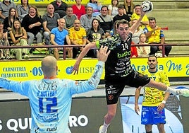 Javi Muñoz, extremo del Bathco, arma el brazo para disparar a la portería ribereña que defiende Guitart