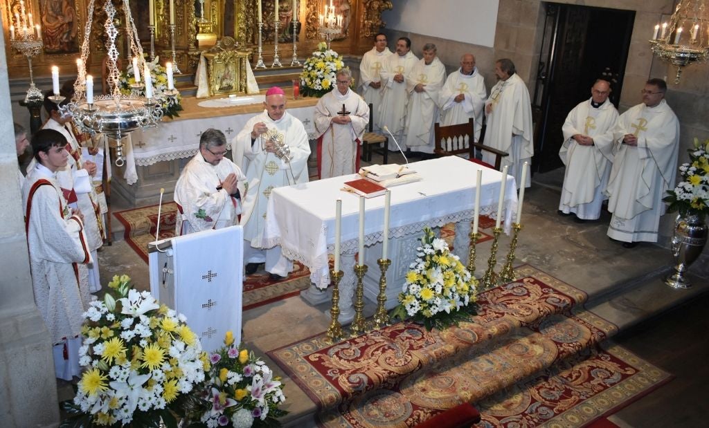 La Santa Misa fue concelebrada por varios sacerdotes y presidida por el obispo.
