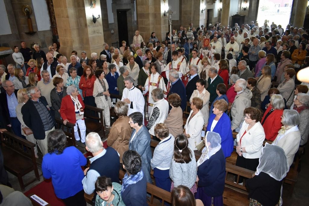 Los sacerdotes entraron en procesión al templo.