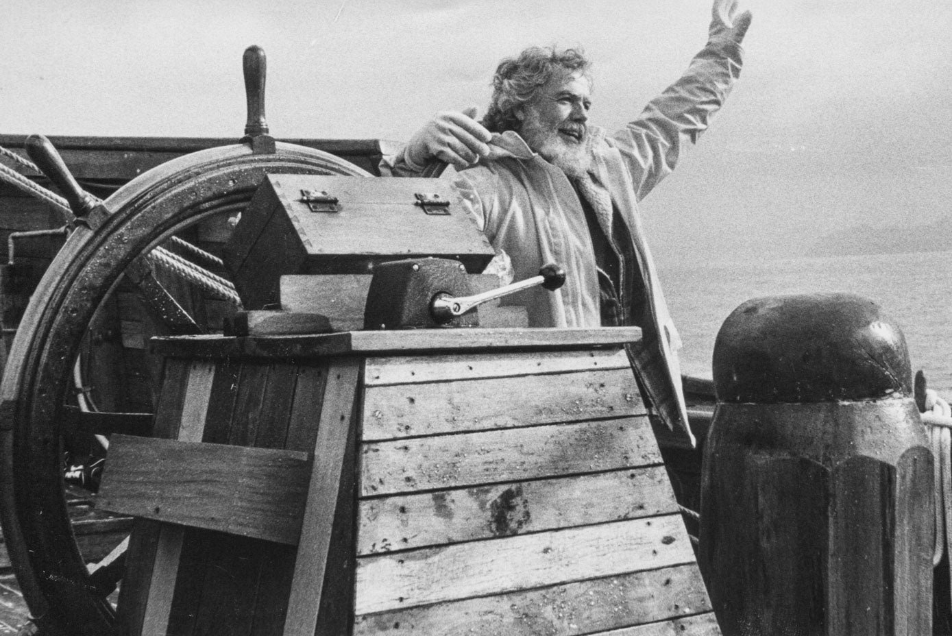 El navegante y aventurero cántabro saluda desde el timón.