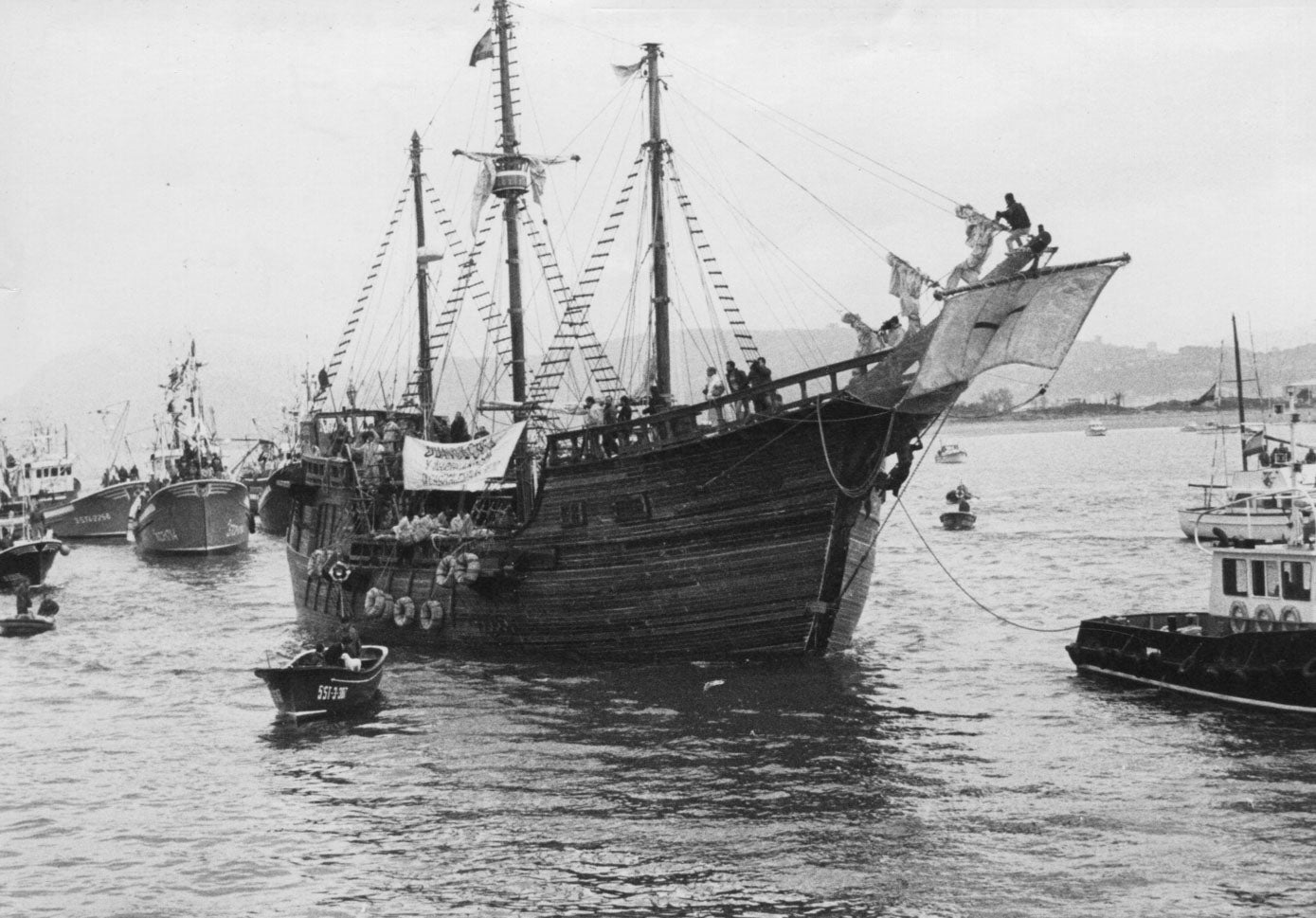 Arremolinados en El Pasaje miles de personas fueron testigos de la entrada de la imponente nao por la bahía.