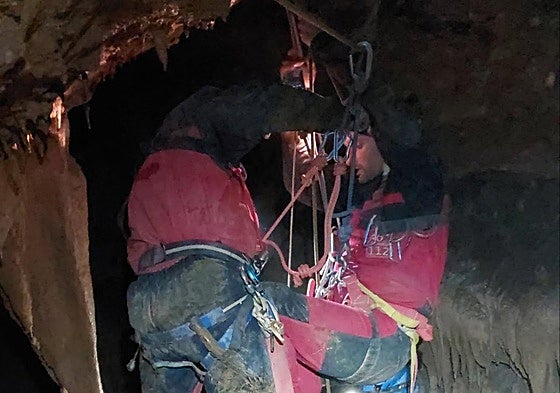 Imagen del rescate en la cueva cántabra.
