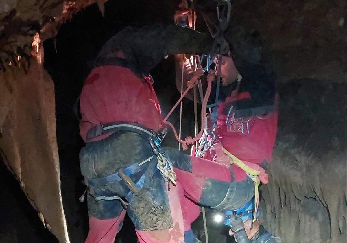 Imagen del rescate en la cueva cántabra.