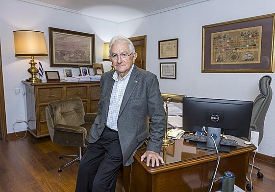 José Luis Vallines, en su despacho de la empresa Canfrisa en la calle Lealtad de Santander.