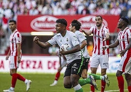 Jeremy celebra entre las protestas de los jugadores del Sporting.