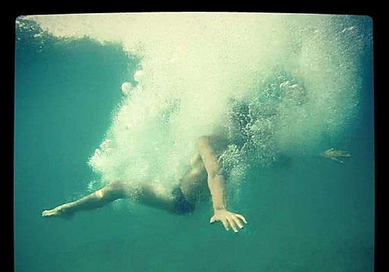 La pieza 'Bautismo', una obra unipersonal de inmersión, creada por la artista e investigadora iara Solano Arana.