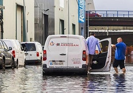 Un conductor intentando sacar la furgoneta del Polígono de Candina.