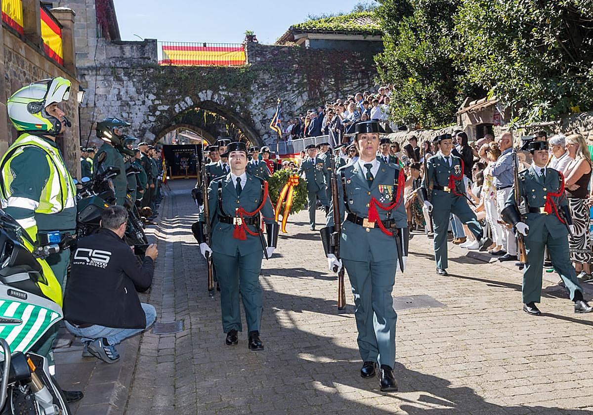 Un instante del desfile de la Benemérita en Cartes.